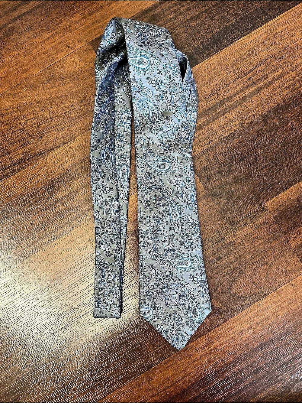 Surrey Men's Silk Paisley Tie in Gray & Blue Like New